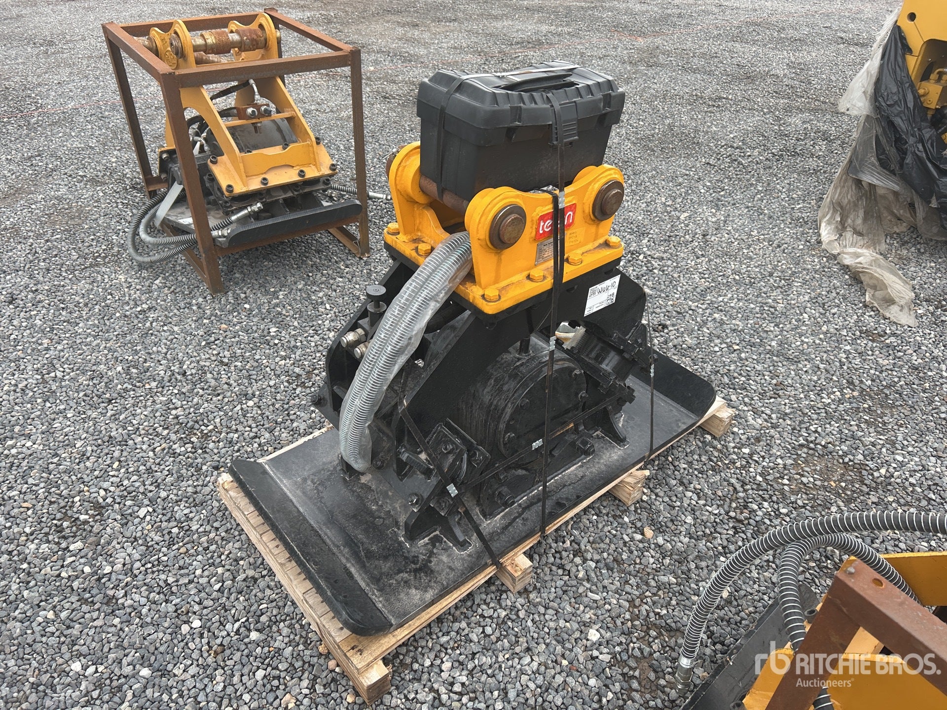 Gravix Hydraulic Plate Compactor | Model PC-220  Vibratory Compaction Power | For 3–25 Ton Excavators