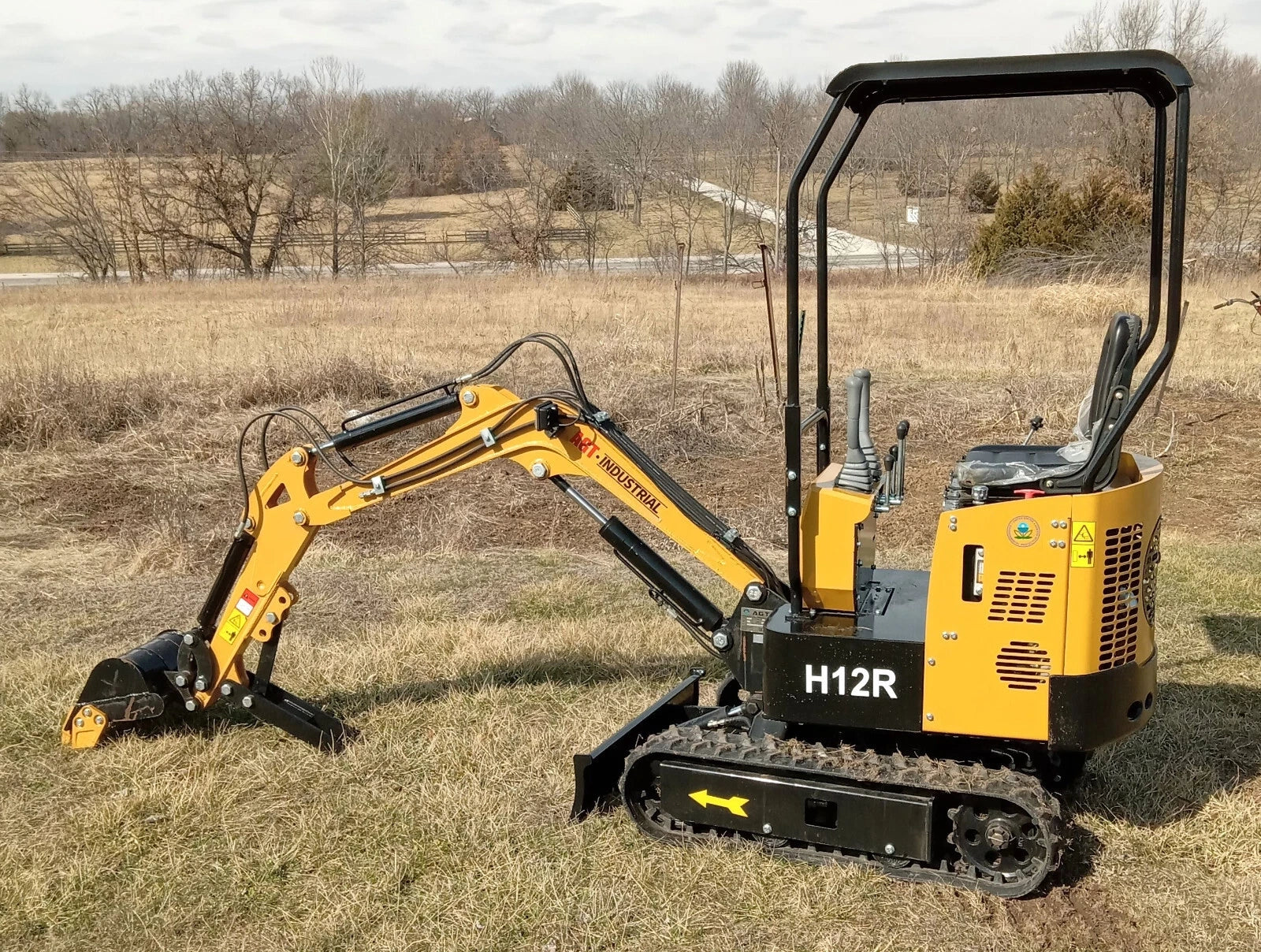 1 Ton Mini Excavator Rato 13.5HP EPA w/ Hydraulic Thumb | AGT-H12R