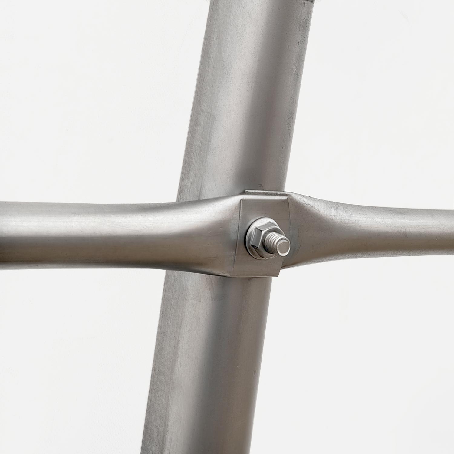 Steel frame joint with bolt connection