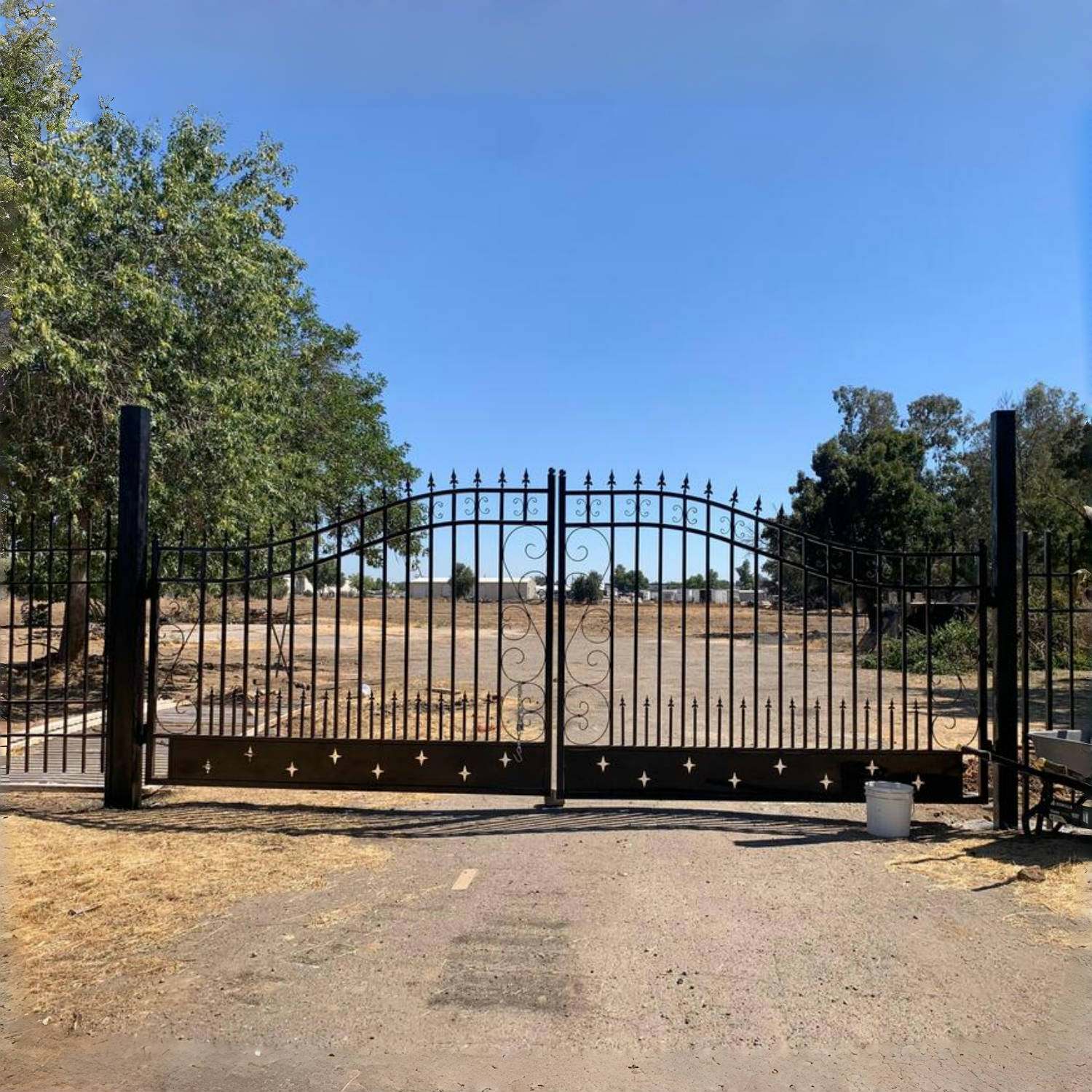 20 ft star pattern driveway gate used in a ranch#design_star