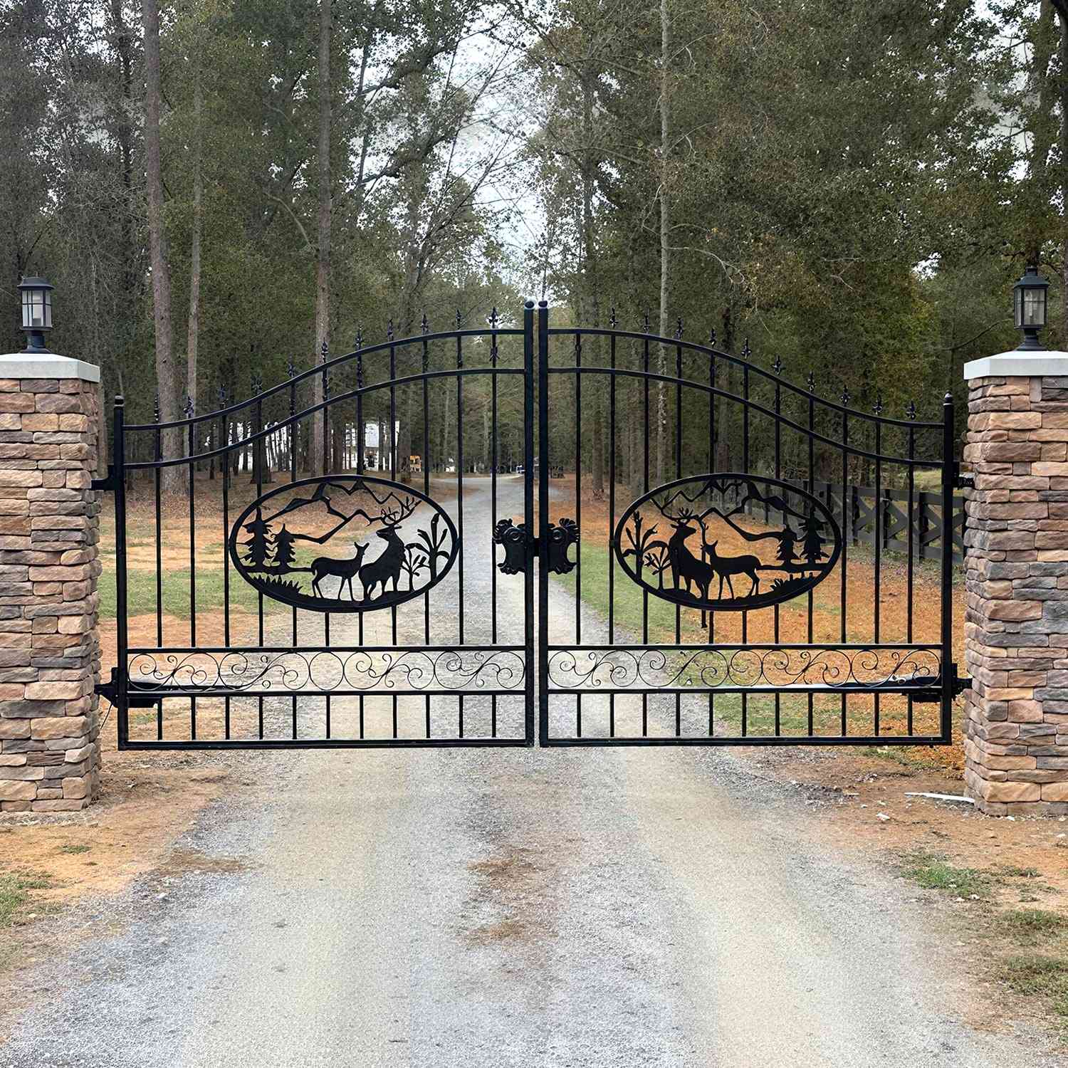 The deer pattern driveway gate is used in a forest.#design_deer